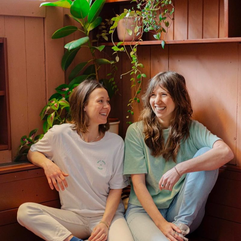 Zwei Frauen sitzen zusammen im Frei Yoga Café Wien – Atmosphäre der Location