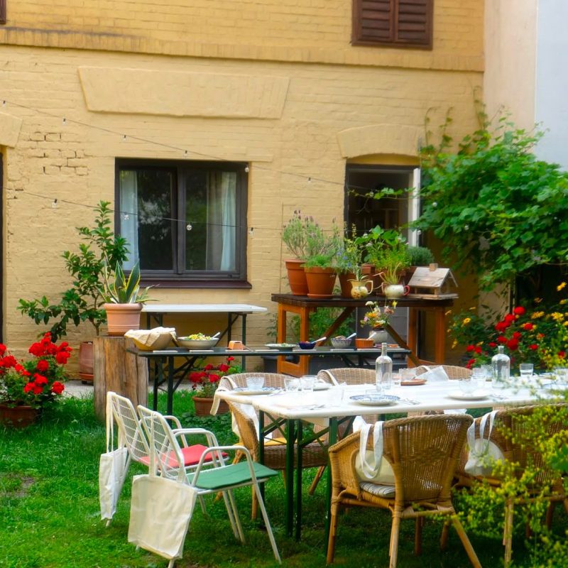 Außenbereich mit Tisch und Pflanzen – Frei Yoga Café Wien